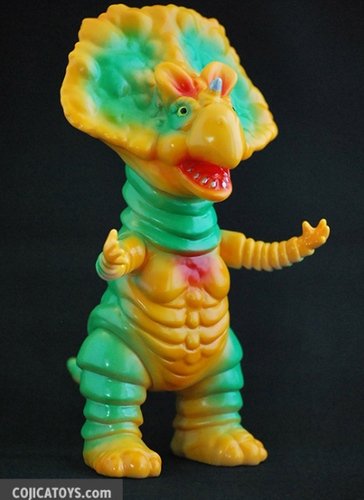 Monoclon Yellow Green figure by Hiramoto Kaiju, produced by Cojica Toys. Front view.