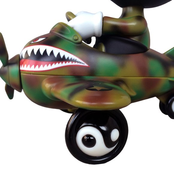 Mousemask Murphy in Airplane Camo figure by Ron English, produced by Blackbook Toy. Detail view.