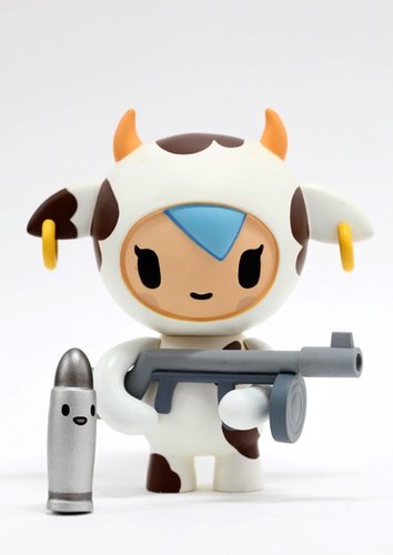 Mozzarella - Moofia figure by Simone Legno (Tokidoki), produced by Strangeco. Front view.