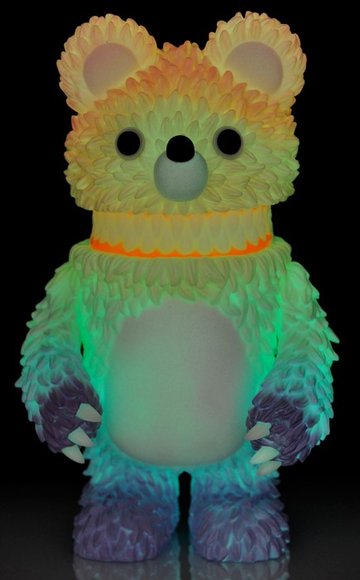 Muckey (ムッキー) Fantasmic Rainbow G.I.D. figure by Hiroto Ohkubo, produced by Instinctoy. Front view.