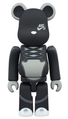NIKE SB BLACK BE@RBRICK 100% figure, produced by Medicom Toy. Front view.