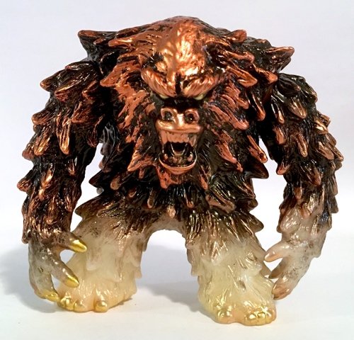 Omega Bigfoot/Yeti Metallic Gold GID figure by Dream Rocket, produced by Dream Rocket. Front view.