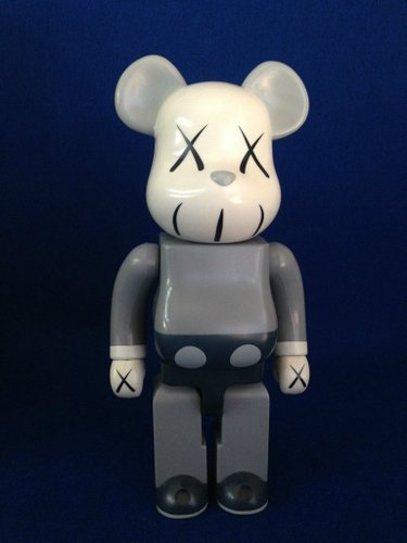OriginalFake Bearbrick 400% figure by Kaws, produced by Medicom Toy. Front view.