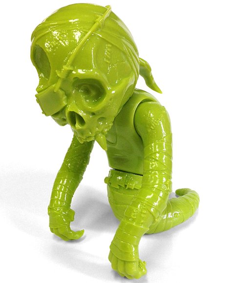 Oh ryse frahm de blaastbeet trahjedee aht seeeeea ze ghreyt skullORM (the SkullPirateSerpent) figure by Pushead, produced by Secret Base. Front view.