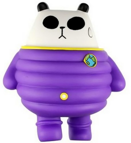 Panda Astronaut figure by Siuhak, produced by Jazwings. Front view.