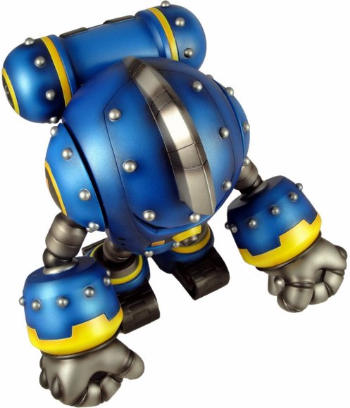 Panzer-Ace Cobalt Knight figure by Robert De Castro, produced by Atomic Mushroom. Detail view.