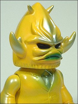 Cumberlain (カンヴァリアン) - Yellow figure by Gargamel, produced by Gargamel. Detail view.