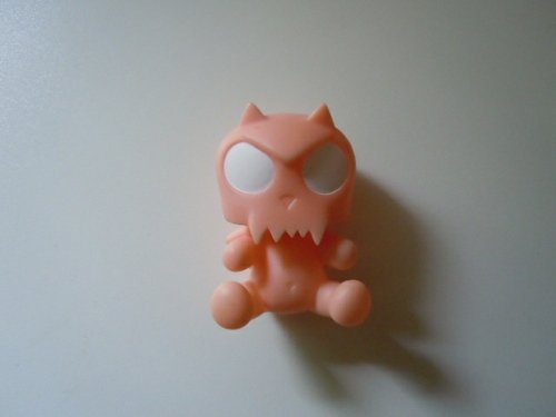 Pink (Red Glow) Baby Devil Toyer Qee figure by Toy2R, produced by Toy2R. Front view.