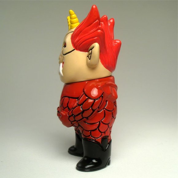 Pocket Ojo Rojo - Red figure by Kiyoka Ikeda. Side view.