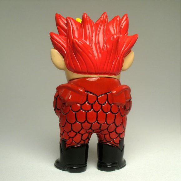 Pocket Ojo Rojo - Red figure by Kiyoka Ikeda. Back view.