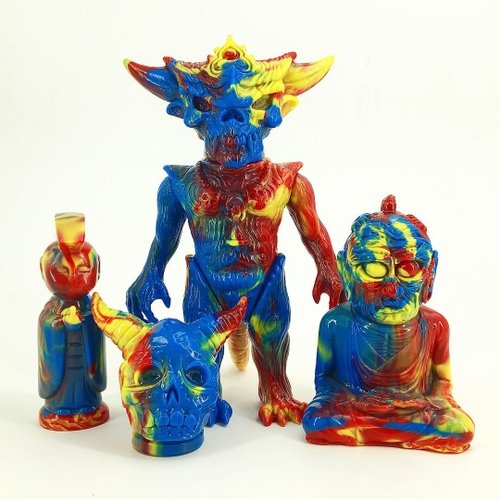 PRIMARY COLOR MARBLED ALAVAKA, APALALA AND JIZO-ANARCHO figure by Toby Dutkiewicz, produced by Devils Head Productions. Front view.