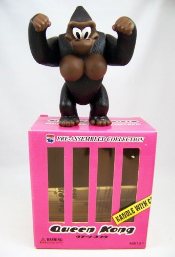 Queen Kong Medicom-Brown figure, produced by Medicom. Front view.