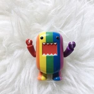Rainbow Domo Qee figure by Dark Horse Comics, produced by Toy2R. Front view.