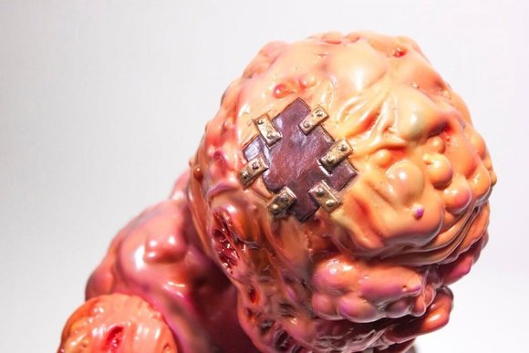 RETROBAND MEATS MUTANT MARBLE V. 3 figure by Aaron Moreno, produced by Unbox Industries. Detail view.