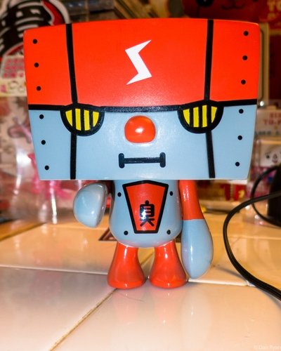 Robot Smery figure by Devilrobots, produced by Phalanx Creative. Front view.