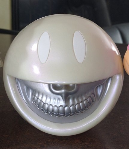 RON ENGLISH x Made By Monsters x JPS gallery Smiley Grin Pearl figure by Ron English, produced by Monster Factory Jp. Front view.