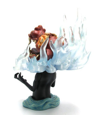 Screaming for the Sunrise  figure by Yoskay Yamamoto, produced by Munky King. Side view.