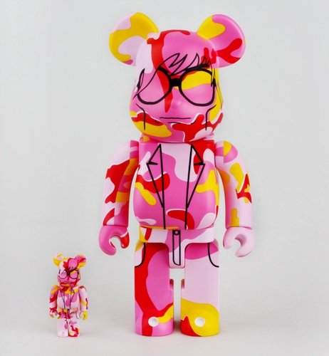 Set 100% + 400% Andy Warhol Pink Camo figure by The Andy Warhol Foundation, produced by Medicom Toy. Front view.
