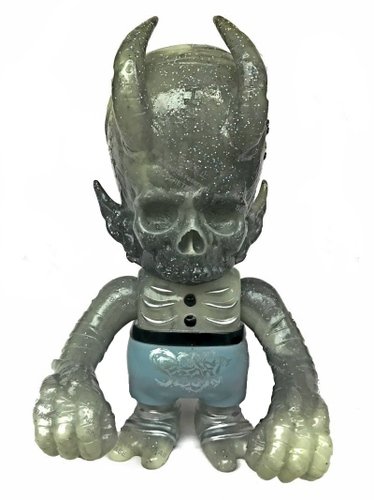 shadows scared of the sheep skullHevi SB august 2017 skullHevi (the hydroDevil) figure by Pushead, produced by Secret Base. Front view.