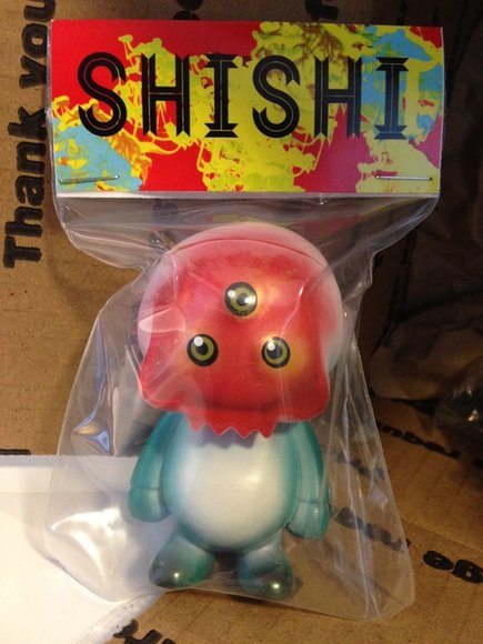 Shi shi Mai ish figure by Ferg X Grody Shogun, produced by Lulubell Toys. Packaging.