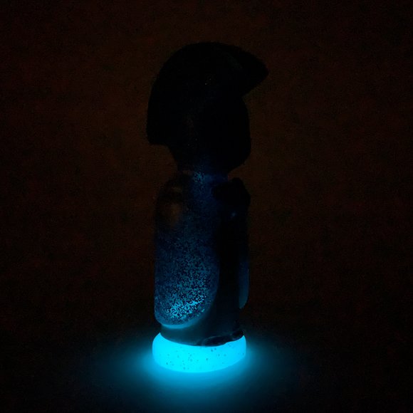SHINY BLUE YEAR JIZO-ANARCHO (VERSION B) figure by Toby Dutkiewicz, produced by Devils Head Productions. Detail view.