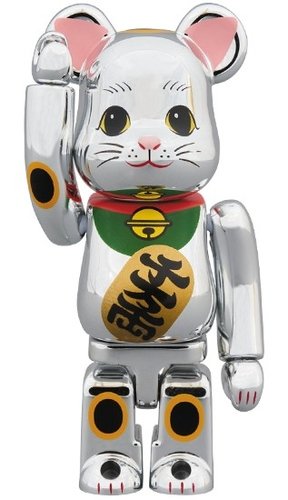 招き猫 Silver plating BE@RBRICK 100% figure, produced by Medicom Toy. Front view.