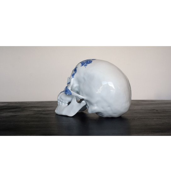 SKULL CASHMERE BLUE figure by Noon, produced by K.Olin Tribu. Side view.