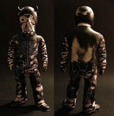 Skullman - dirty figure by Balzac, produced by Secret Base. Front view.