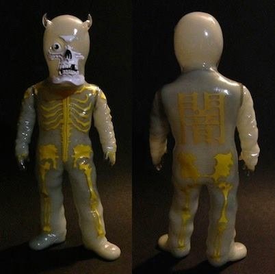 Skullman - yellow double pour glow figure by Balzac, produced by Secret Base. Front view.