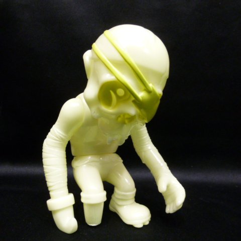 Skullpirate Halloween figure by Pushead, produced by Secret Base. Front view.