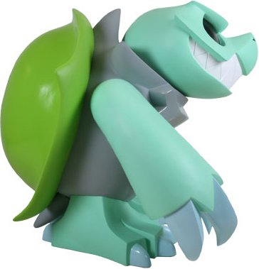 Giant Skuttle figure by Touma, produced by Play Imaginative. Side view.