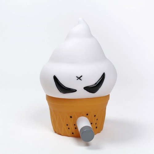 Smorkin Monger Jerome : Vanilla figure by Frank Kozik, produced by Kidrobot. Front view.