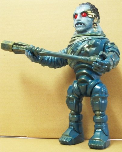 Sparta “Fellow Bot”  GUYBOT figure by Jetturre, produced by Handsometarom, Inc.. Front view.