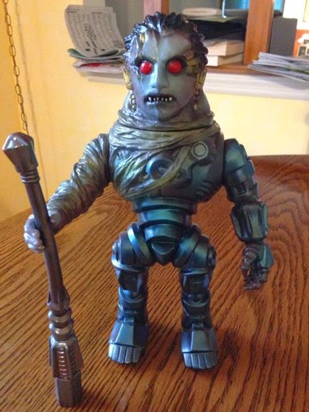Sparta “Fellow Bot”  GUYBOT figure by Jetturre, produced by Handsometarom, Inc.. Front view.