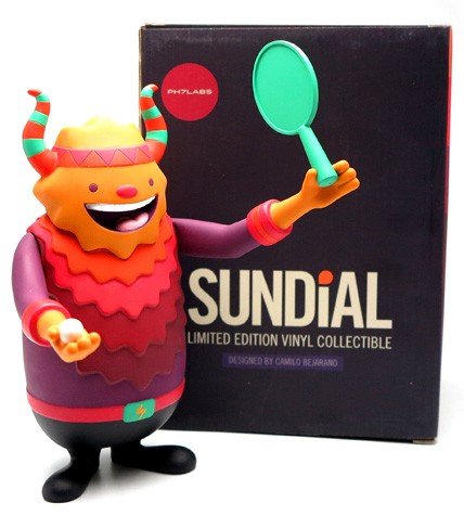 Sundial figure by Camilo Bejarano, produced by Crazylabel. Packaging.