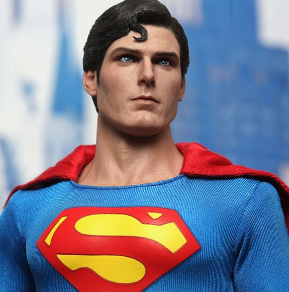 Superman figure by Yulli, produced by Hot Toys. Detail view.