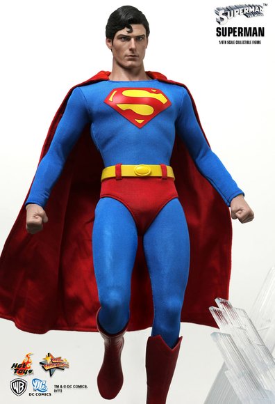 Superman figure by Yulli, produced by Hot Toys. Front view.