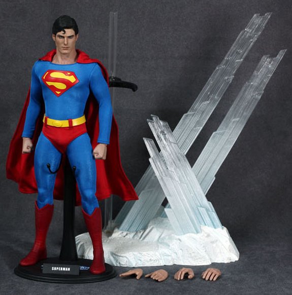 Superman figure by Yulli, produced by Hot Toys. Front view.