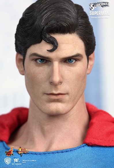 Superman figure by Yulli, produced by Hot Toys. Detail view.