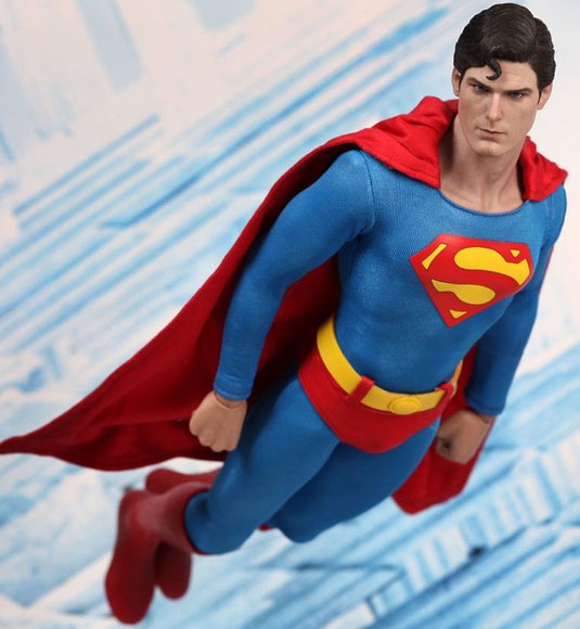 Superman figure by Yulli, produced by Hot Toys. Front view.