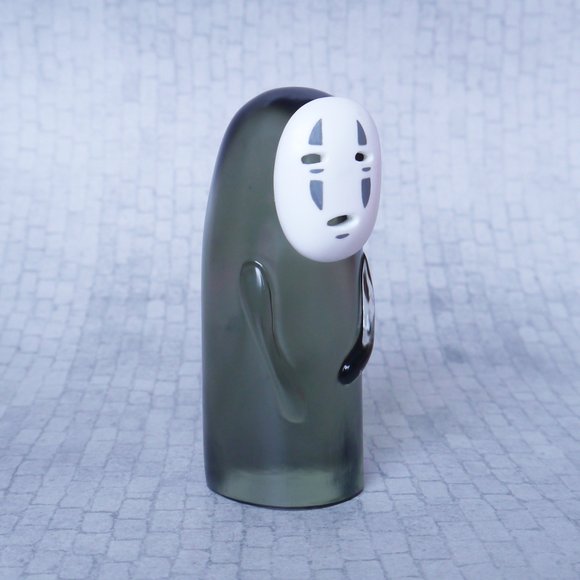 No-Face (Kaonashi) - Clear figure by Sander Dinkgreve, produced by Flawtoys. Side view.