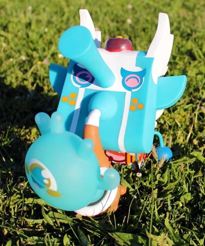 Tenguri Azul figure, produced by Tribulanis. Front view.