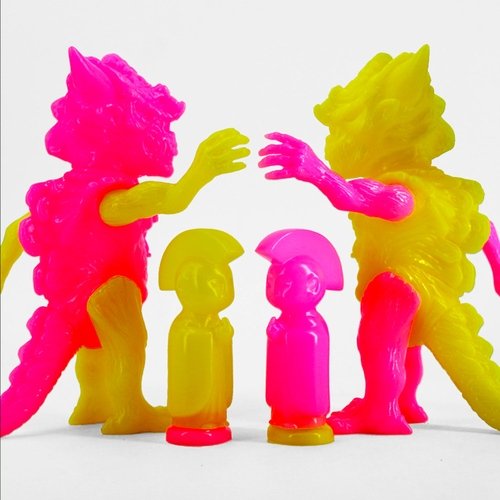 THE SOUR LEMON APALALA 2019 (sweet and sour twins) figure by Toby Dutkiewicz, produced by Devils Head Productions. Front view.
