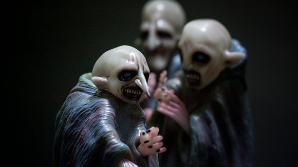 THE VAMPYRES NATTESTALKER EDITION figure by John Kenn Mortensen, produced by Unbox Industries. Detail view.