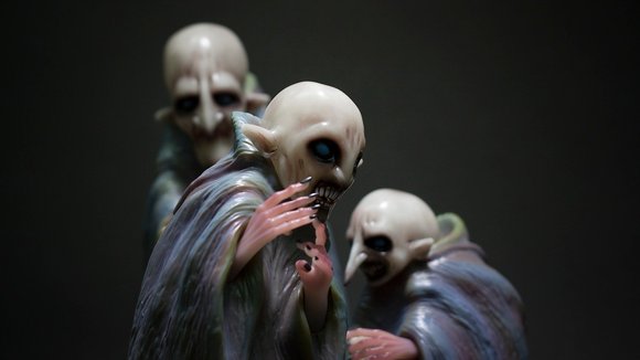 THE VAMPYRES NATTESTALKER EDITION figure by John Kenn Mortensen, produced by Unbox Industries. Detail view.