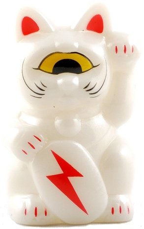 Mini Fortune Cat - White w/ Red Lightning Bolt figure by Mori Katsura, produced by Realxhead. Front view.