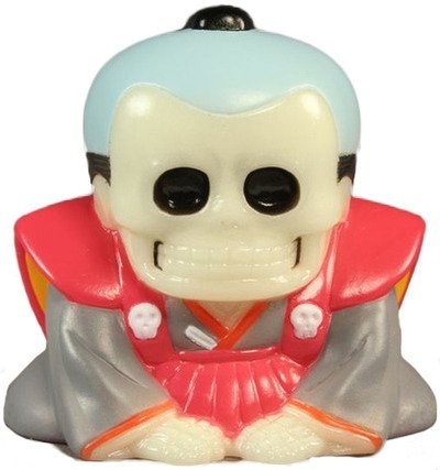 Honesuke (リアルヘッド 骨助) - Glow w/ Red & Grey Robes figure by Realxhead X Skull Toys, produced by Realxhead. Front view.