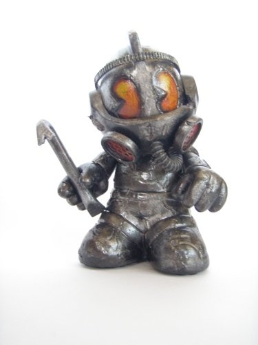 Apocalyps slobbe bot figure by Don P, produced by Kidrobot. Front view.