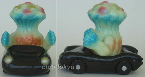 Mantango Racer - Glow figure, produced by Toygraph. Front view.