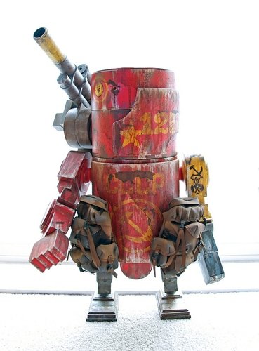 Big Red figure by Ashley Wood, produced by Threea. Front view.